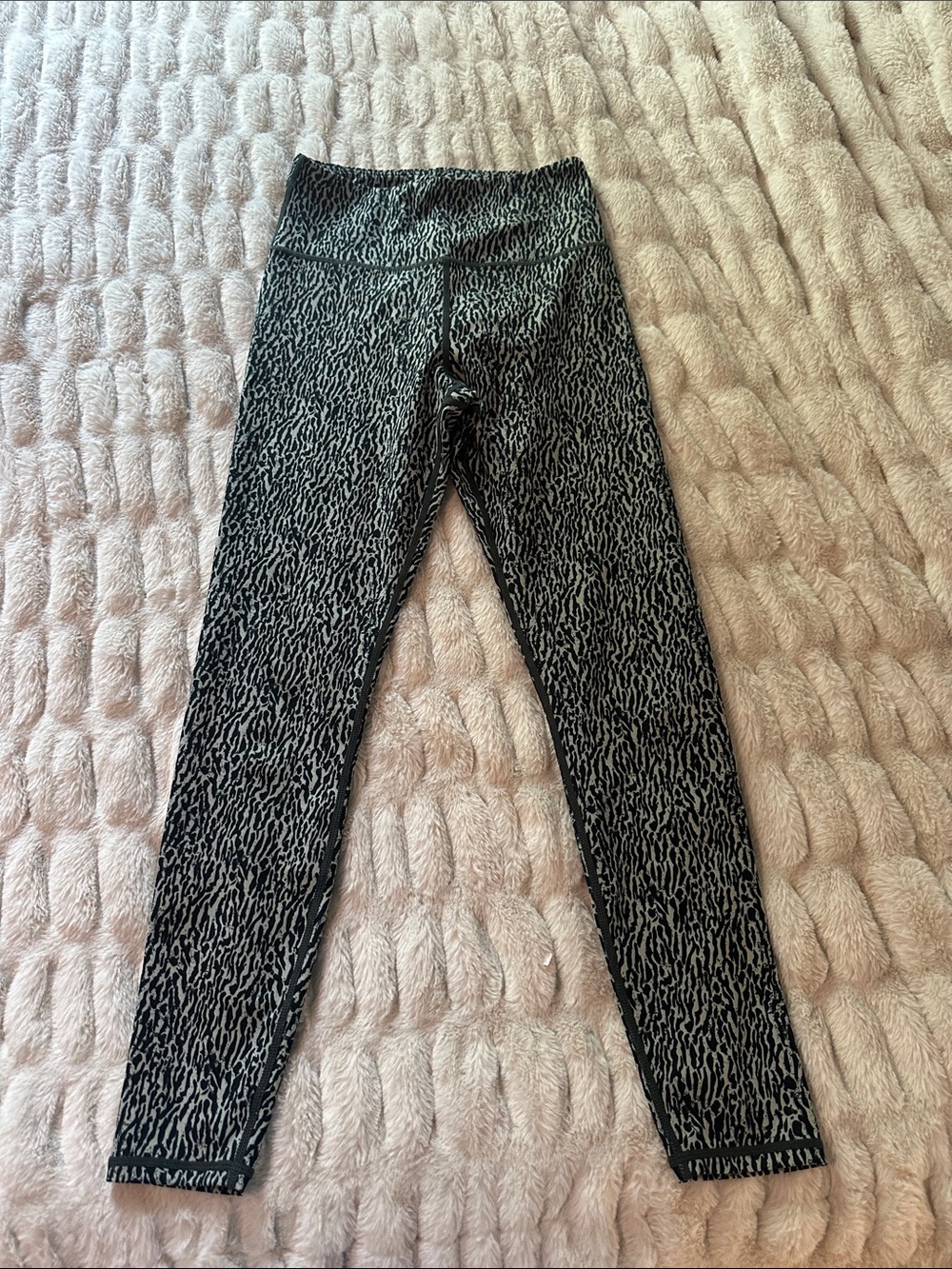 Women’s VARLEY Black & Gray Animal Print Leggings SIZE SMALL